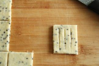 然后横竖切成长方形块状。想吃大一些的就切长条一些。我切的比较小。如图，中间竖着切三刀。可以偷懒，面片对折，然后切三刀，头部不切断，展开就是这样啦！