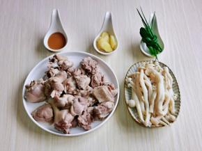 小葱去皮，两根卷起来扎紧。