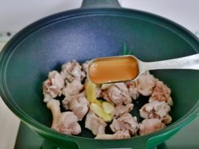 加入松茸骨汤调味料，量可以按个人口味增减。