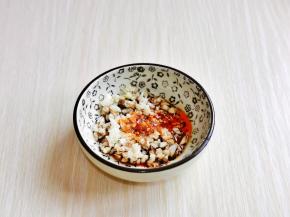 再加入红油辣子，生抽，搅拌均匀。（红油的量根据个人喜好来加）