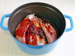 最后加入麻辣香锅调味料，戴上食品手套，按摩牛肉，完全吸收到酱汁停止，腌制30分钟。(天热放冰箱腌制)