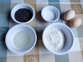 所有材料准备好，芝麻要用熟的。如果用生芝麻可能烤饼的时间不够芝麻熟，会有生芝麻味，芝麻量可以减少一些，50克感觉有点多。