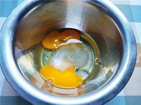 鸡蛋加糖加油，用手动打蛋器搅打均匀。