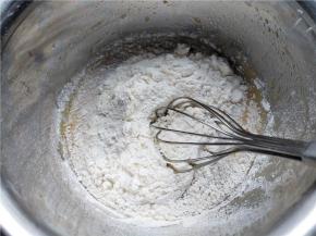 筛入低筋面粉，搅拌到完全看不到干粉。
