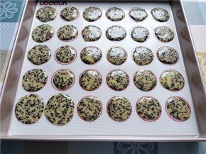 将面糊挤成一个个小圆饼，从中心向外转圈，不要挤太大，因为面糊会慢慢摊平下去变大，会粘一起。如果有马卡龙烤盘会方便很多，直接用勺子淋就成。