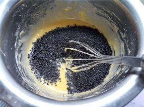 加入芝麻，拌匀。这时的面糊状态是可以流动的，有点象煎鸡蛋饼的面糊状态，不能太稀也不能太稠。