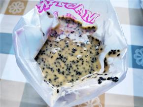 将面糊倒入裱花袋，剪一个2mm左右的小口。烤箱提前170度预热5-10分钟。