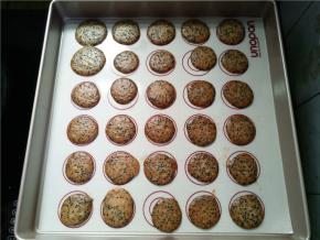 烤箱中下层170度烤10-15分钟，边缘看着焦了，取出烤盘晃动，饼干能轻松滑动就可以了。具体温度和时间根据自己的烤箱调节。