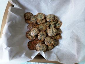 饼干晾凉后，密封保存，尽快吃完。