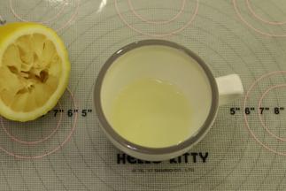 柠檬对切，取汁，25克大概是一个柠檬榨出来的量。