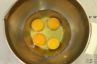 鸡蛋液磕入无油无水的打蛋盆内。