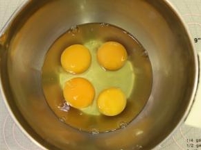 鸡蛋液磕入无油无水的打蛋盆内。
