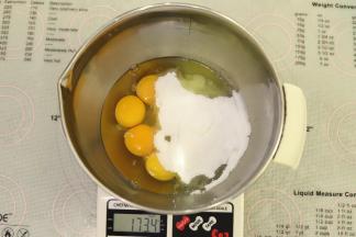 一次性将细砂糖和盐加入到蛋液内。