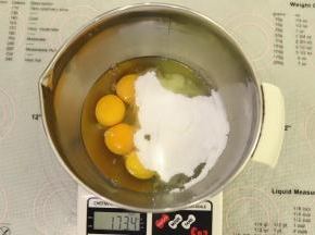 一次性将细砂糖和盐加入到蛋液内。