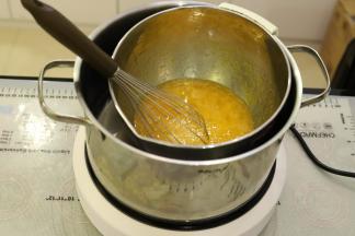 将装有蛋液的打蛋盆放入装有热水的锅内，小火加热。