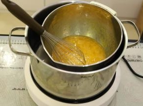 将装有蛋液的打蛋盆放入装有热水的锅内，小火加热。