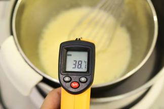 一边搅拌一边加热至蛋液温度为40度后离火（冬天可以继续隔水打发）。