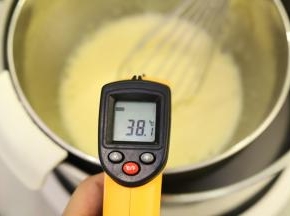 一边搅拌一边加热至蛋液温度为40度后离火（冬天可以继续隔水打发）。