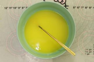 切成小块的黄油装入碗内，放入刚才的锅内，隔热水融化。