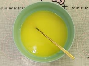 切成小块的黄油装入碗内，放入刚才的锅内，隔热水融化。