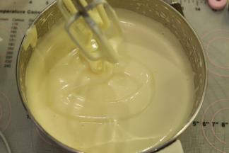 打蛋器高速打发蛋液，滴落的蛋液缓慢消失。