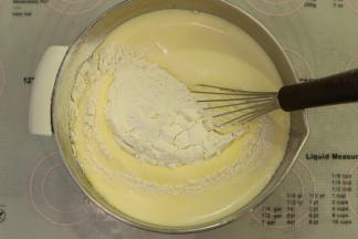 低筋面粉和泡打粉先混合，筛入蛋液内，用蛋抽搅拌均匀。