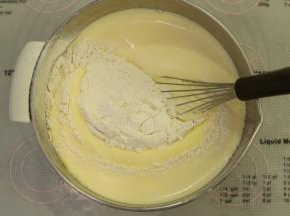 低筋面粉和泡打粉先混合，筛入蛋液内，用蛋抽搅拌均匀。