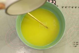 黄油加热至80度左右，加入柠檬汁内。