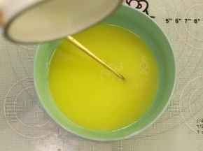 黄油加热至80度左右，加入柠檬汁内。