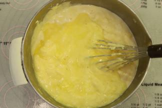 再倒入剩余的蛋糕糊内，同样用蛋抽或刮刀翻拌均匀。