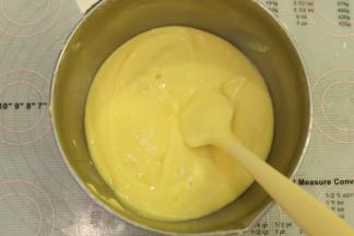 做好的柠檬海绵蛋糕糊最后的状态。