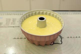 倒入学厨的7寸的姑姑霍夫蛋糕模内。