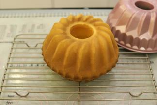 出炉后脱模，放晾架上放凉备用。