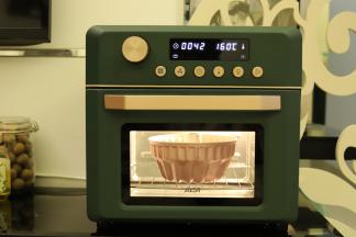 放入预热好的空气炸烤箱内，160度，下层，时间38分钟（这款空气烤箱上色很快，最后提前了4分钟拿出来）。