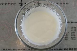 淡奶油+糖，打蛋器低速打发1分钟，流动状态即可。