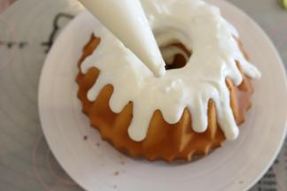 装入裱花袋内，挤在蛋糕的上面。