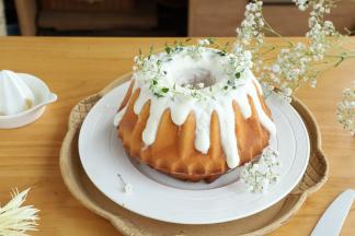 上面用百里香和满天星装饰。