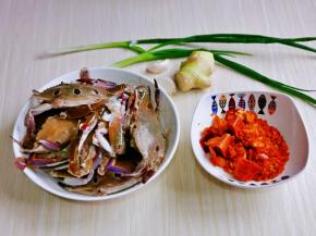 准备食材，我用的辣椒是买的辣椒碎。