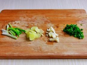 葱姜蒜去皮切好，葱白与葱叶分开切哈。