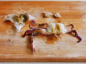 处理蟹，首先将壳掰开，再把爪子两侧的鳃去掉。