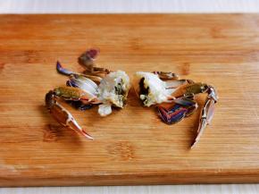 从中间切开，1只蟹切两半。