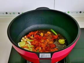 马克西姆微压锅中加入食用油，再加入葱白姜蒜，辣椒煸炒。