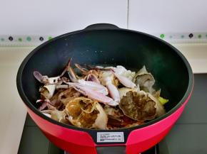 再加入梭子蟹。