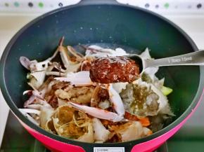 再加入一勺豆瓣酱。