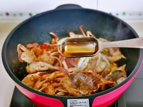 加入一勺料酒。