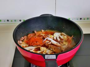 再加入1小碗纯净水，大火烧开，转中小火把蟹炒熟。