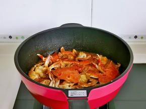 蟹熟后大火收汁，无需收干，有点汤汁更好吃。