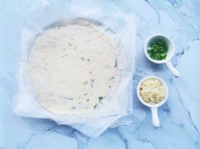 首先准备食材，葱蒜切末。