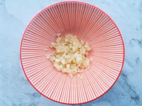 蒜末放入碗中，