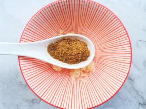 加加一勺孜然粉，一勺五香粉，